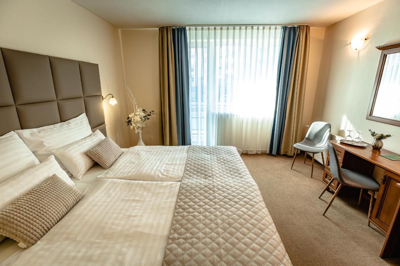 Hotel Dixon So Vstupom Do Bazena A Virivky Zdarma - Free Entrance To Pool And Jacuzzi Included Banská Bystrica Exterior foto