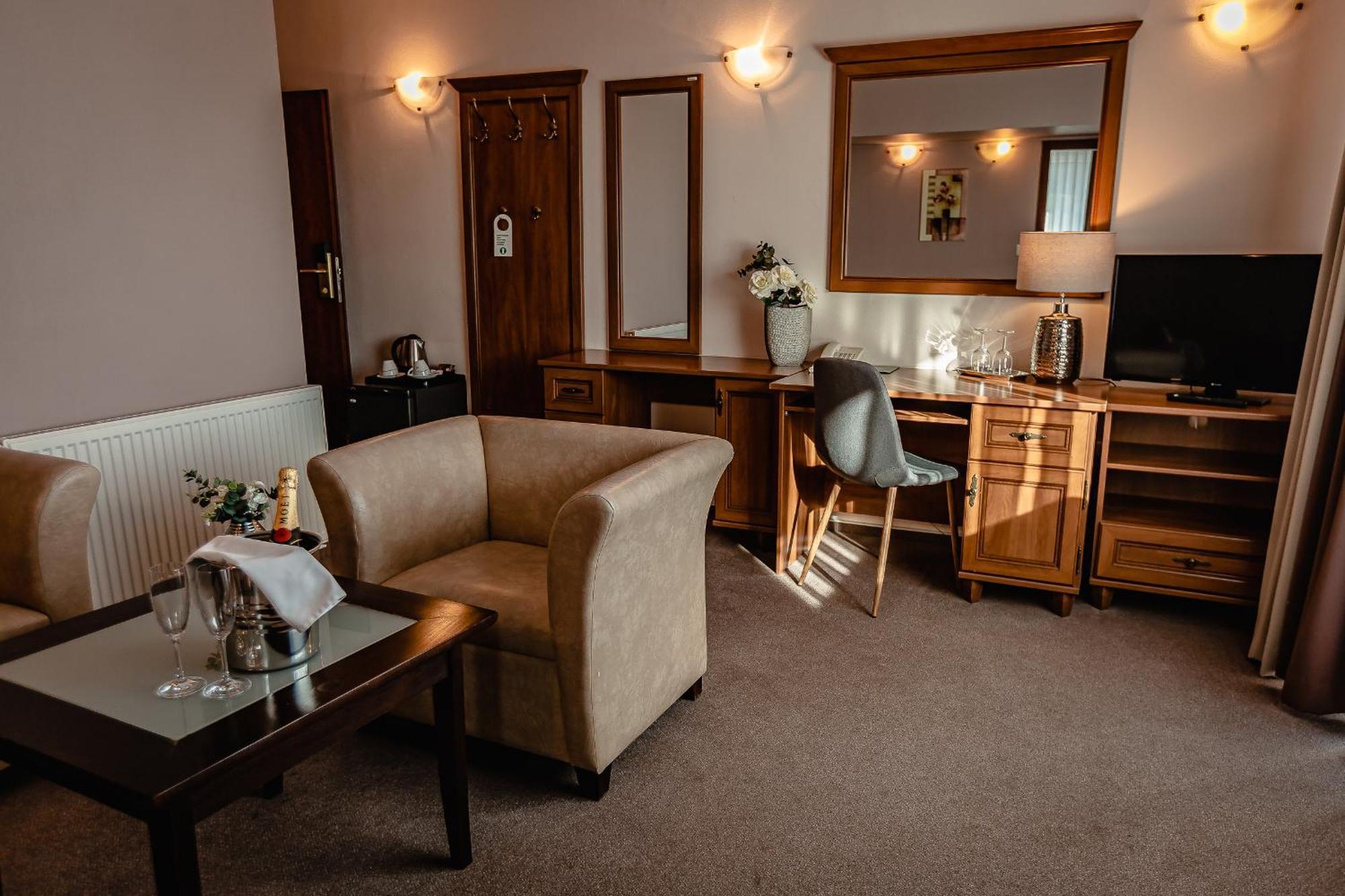 Hotel Dixon So Vstupom Do Bazena A Virivky Zdarma - Free Entrance To Pool And Jacuzzi Included Banská Bystrica Exterior foto