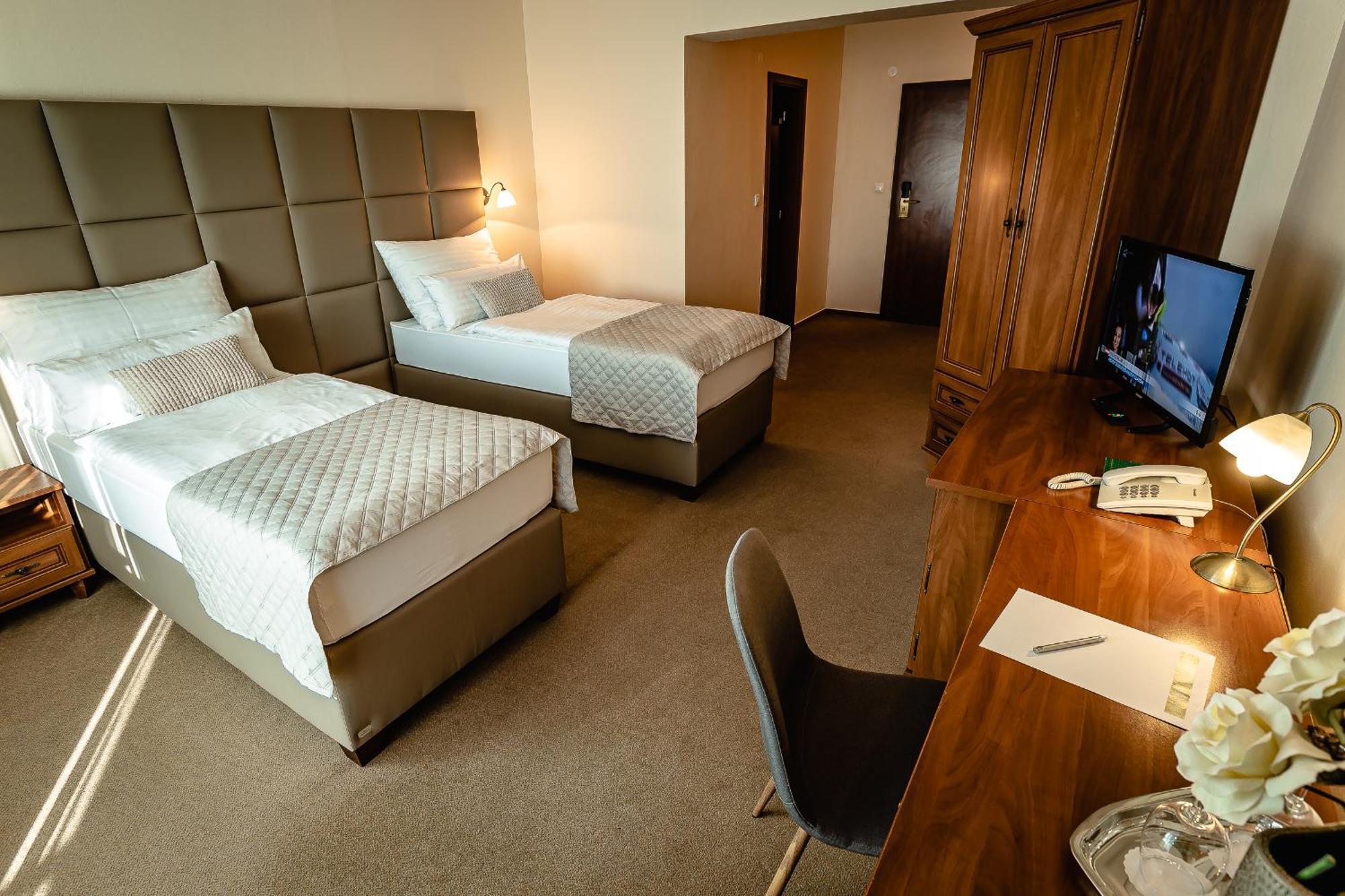 Hotel Dixon So Vstupom Do Bazena A Virivky Zdarma - Free Entrance To Pool And Jacuzzi Included Banská Bystrica Exterior foto