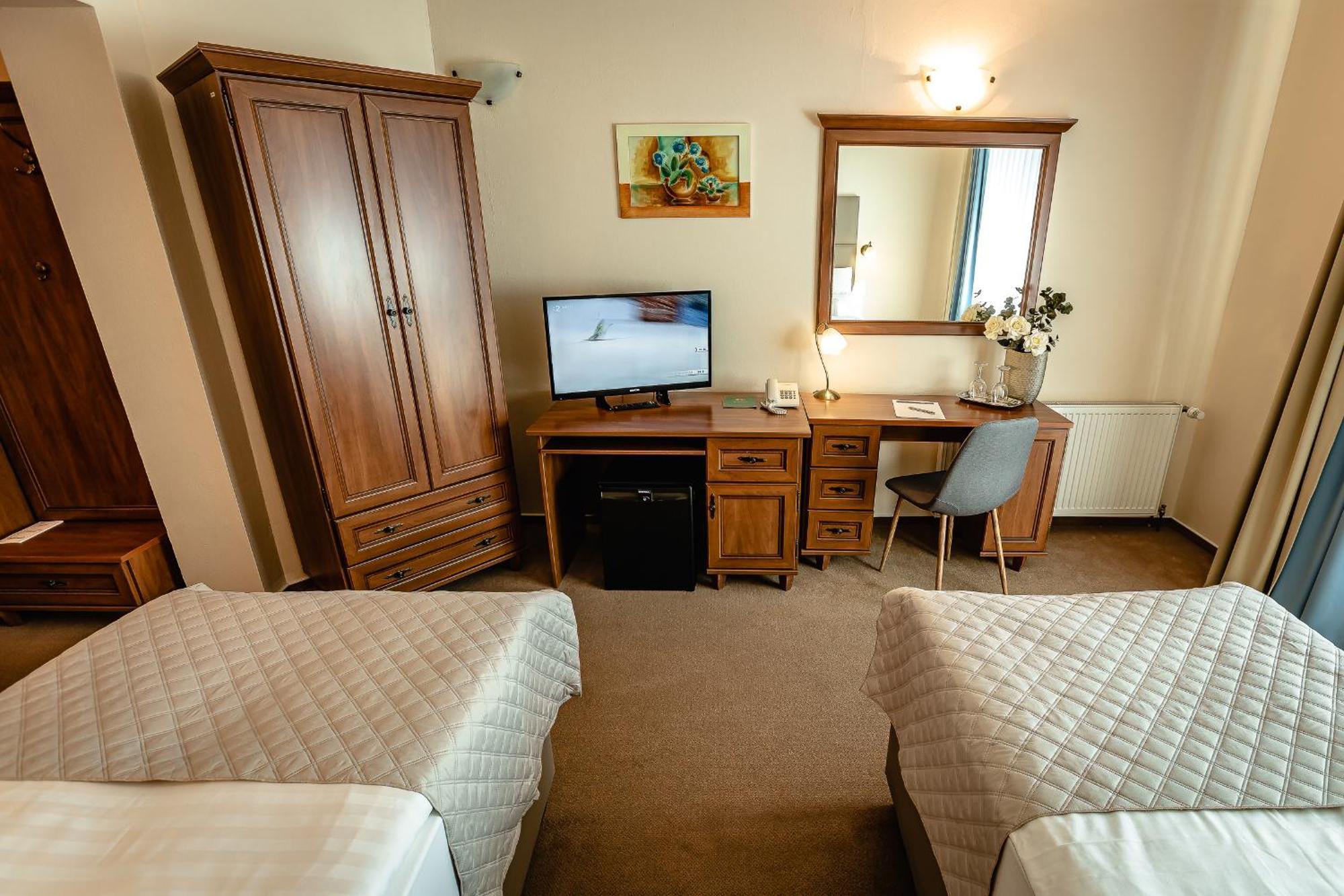 Hotel Dixon So Vstupom Do Bazena A Virivky Zdarma - Free Entrance To Pool And Jacuzzi Included Banská Bystrica Exterior foto