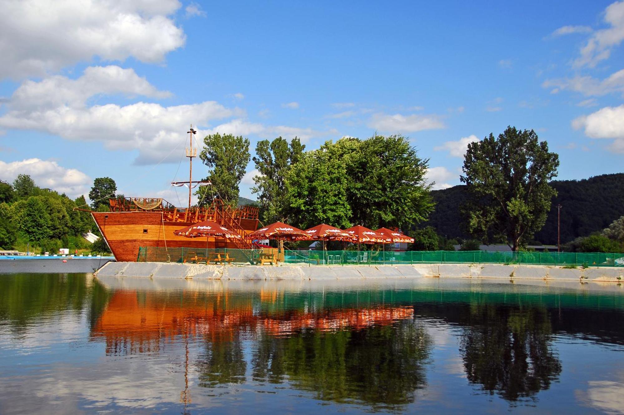Hotel Dixon So Vstupom Do Bazena A Virivky Zdarma - Free Entrance To Pool And Jacuzzi Included Banská Bystrica Exterior foto