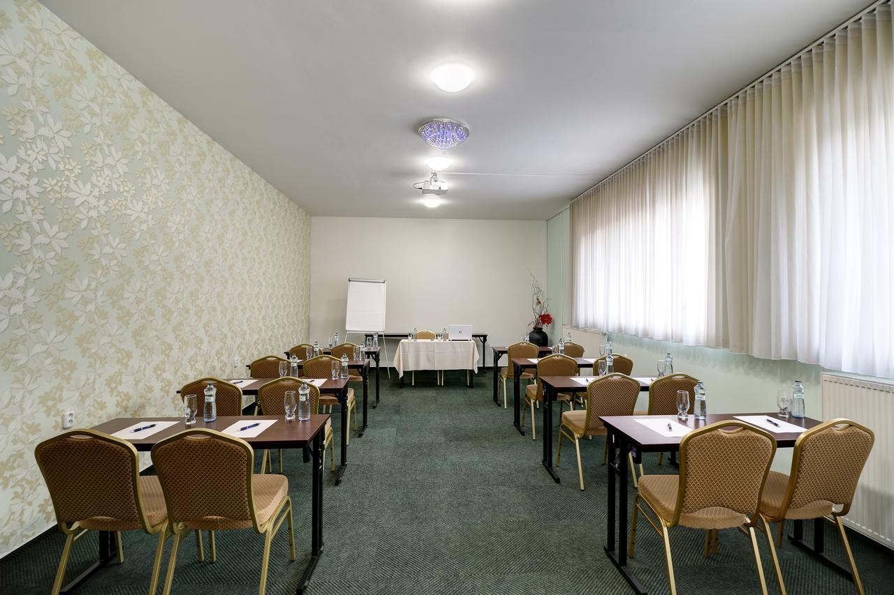 Hotel Dixon So Vstupom Do Bazena A Virivky Zdarma - Free Entrance To Pool And Jacuzzi Included Banská Bystrica Exterior foto